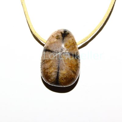 Kiastoliit ripats (~2,2*2,8 cm)