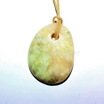 Valge labradoriit ripats suur lapik (~2,5*4 cm)