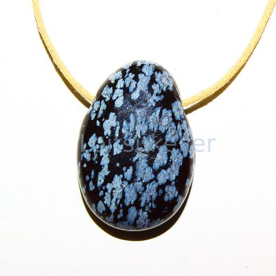 Lumehelbe obsidiaan ripats (~2,2*2,8 cm)