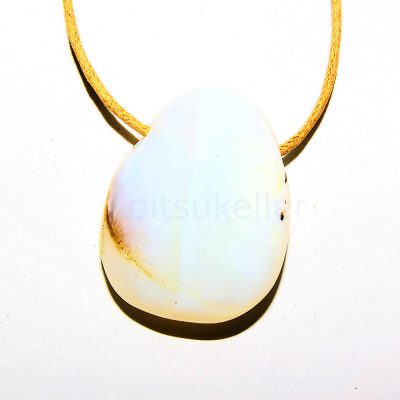 Valge opaal ripats (~2,2*2,8 cm)