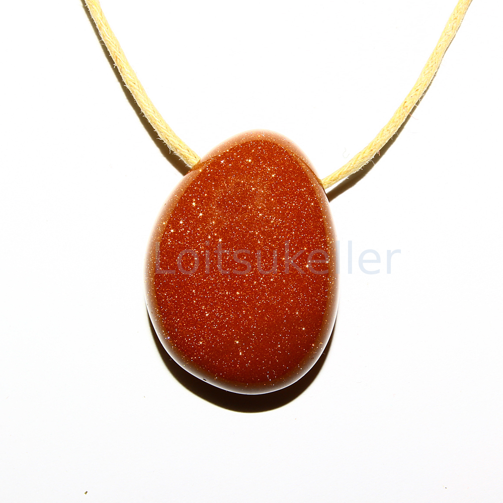 Sünteetiline päikesekivi ripats (~1,8-2x2,8 cm)