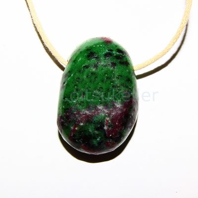 Rubiin-tsoisiit ripats (~2,2*2,8 cm)