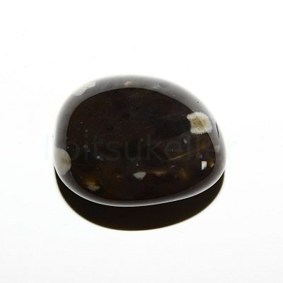 Ränikivi tumedam lihvitud suur (Tulekivi) (~2,5*3,5 cm)