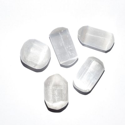 Seleniit lihvitud suur (~2,5*3 cm)