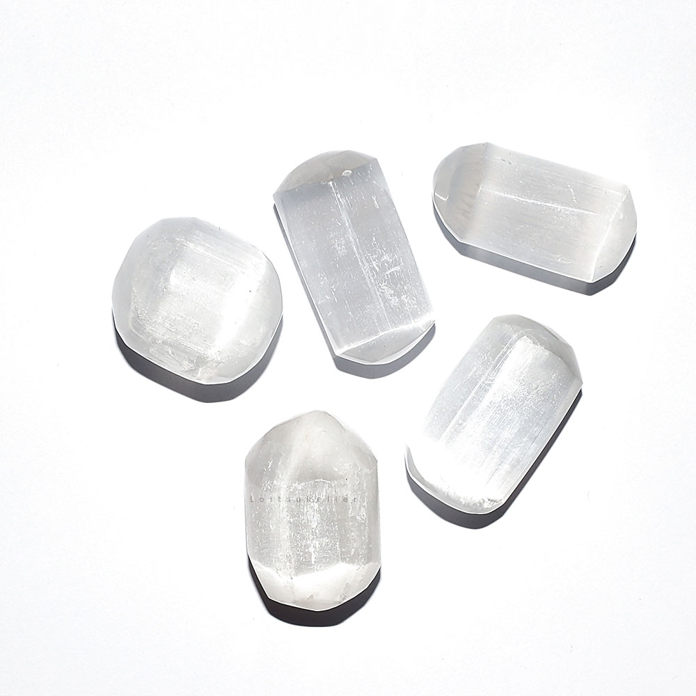 Seleniit lihvitud suur (~2,5*3 cm)