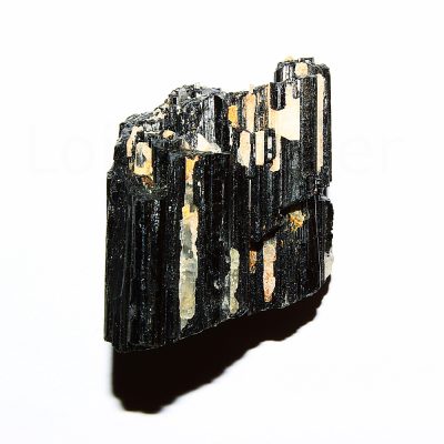 Must turmaliin toorkivina keskmine (~3-4 x 4-6)