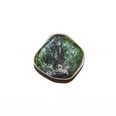 Roheline turmaliin lihvitud (~1,8*1,8 cm)