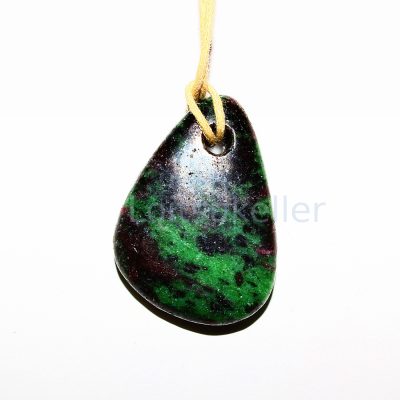 Rubiin-tsoisiit ripats lapik (~2,4*3 cm)