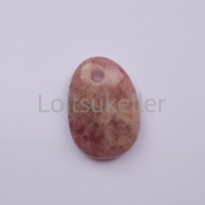 Maasikkvarts ripats (Maasikakvarts) suur lapik (~2,8*3,2 cm)